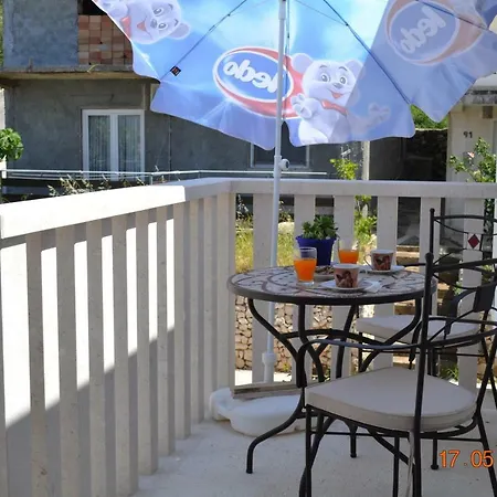 Lucic - Feels Like Home, Away From Apartamento