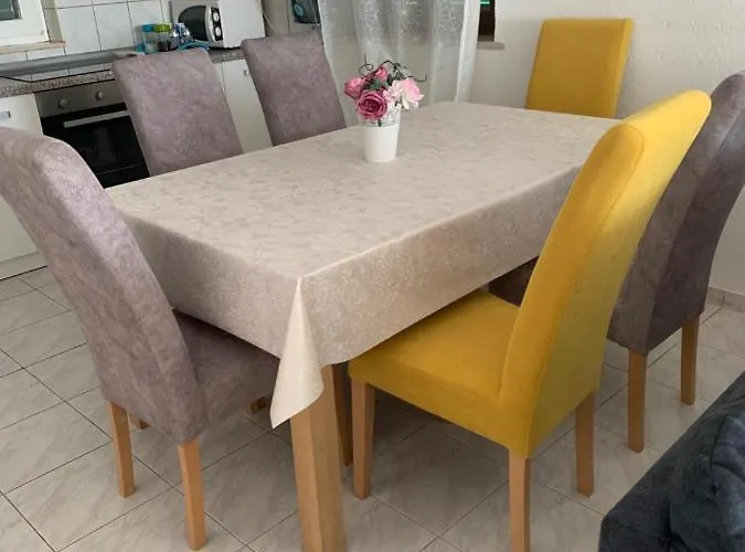 Lucic - Feels Like Home, Away From Διαμέρισμα *