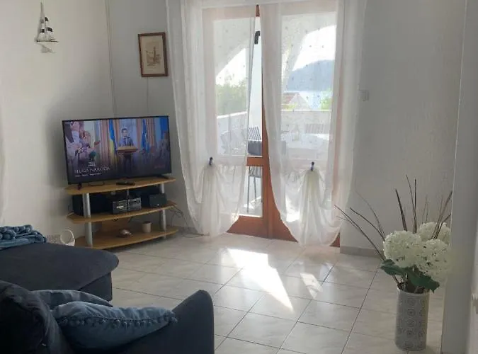 Lucic - Feels Like Home, Away From Διαμέρισμα