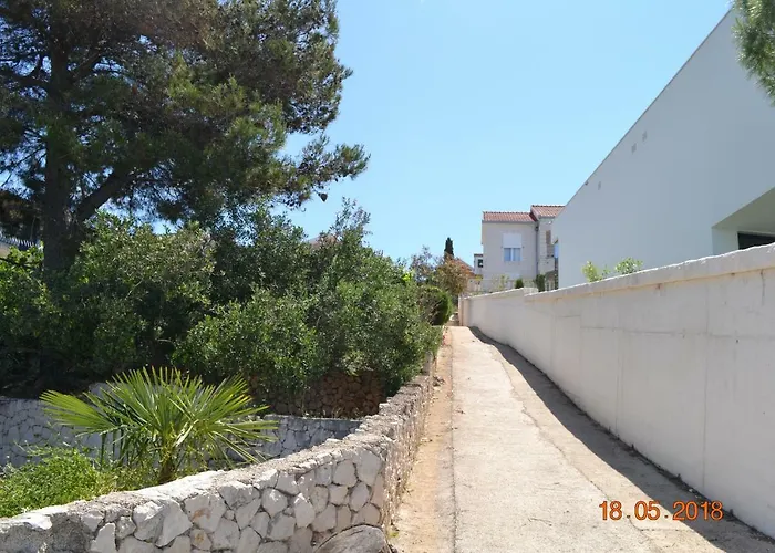 Lucic - Feels Like Home, Away From Διαμέρισμα